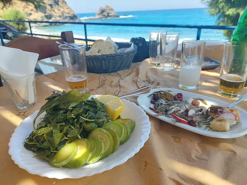 Mangiare Meno per Vivere Meglio: Il Digiuno Intermittente Reinterpretato con l'Anima Mediterranea