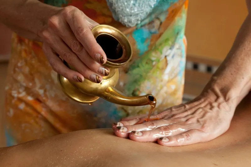 Mani che Guariscono: Il Potere Trasformativo del Massaggio Ayurvedico sul Corpo e sulla Mente